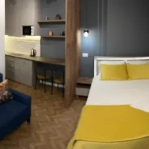 Homestay Florent's Superb Studio, Free Parking & Garden!!, Tirana